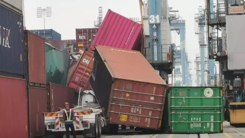 【安全事故】巴生北港一龍門(mén)吊鋼繩斷裂，拖車(chē)被砸，集裝箱掉落，安全才是重要的